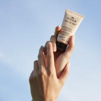 Nuxe Crema De Manos Miel 50ml - Crema de manos y uñas sedosa y no grasa - Reparador de manos secas - details 4