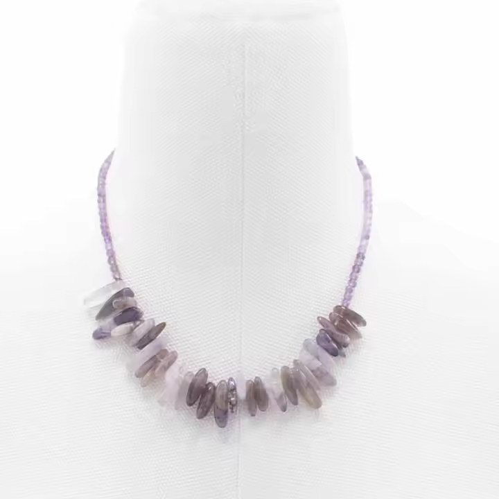 Collar largo artesanal con piedras naturales de amatista – Diseño boho en tonos morado y plata | AW Regalos Accessories - 1