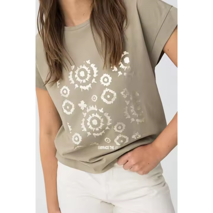 Camiseta Kika Verde | Tiffosi . La Camiseta Kika Verde de Tiffosi es una prenda que destaca por su frescura y estilo.Perfecta para crear looks casuales con un toque de color, esta camiseta Tiffosi es esencial para tu guardarropa diario. - 1