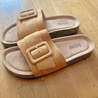 Sandalias de Mujer con Hebilla y Suela Confort – Verano Le Côté Chic | - details 1