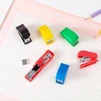 Estapador Mini De Plástico Para Estudiantes Set De 1 Pieza Herramienta De Oficina Manual Estapador Lindo Y Compacto - details 2