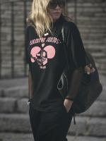 Camiseta siempre juntos negra y rosa de Aire Retro. Camiseta de algodón y corte recto, con la icónica imagen de la marca de las dos calaveras - details 1