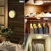 Luz de control remoto RGB de 2,42 pulgadas, luz LED que cambia de color, funciona con batería regulable, luz inalámbrica debajo del gabinete, 13 colores, 100 horas de duración de la batería, con temporizador y memoria (blanco) - details 1
