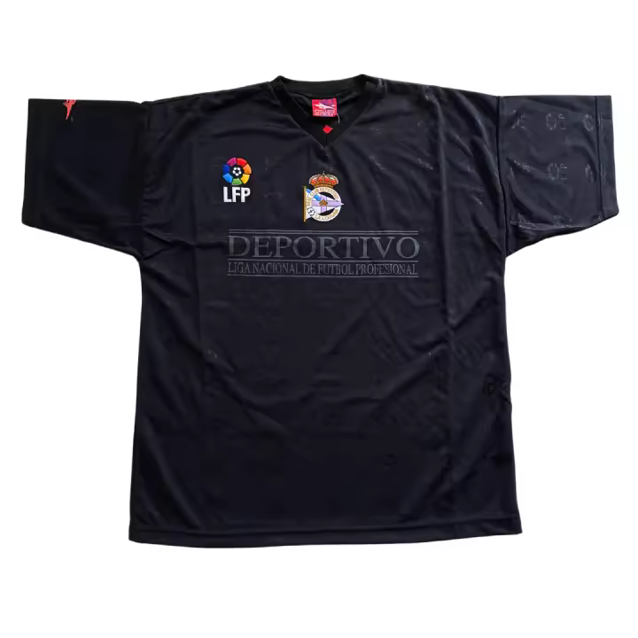 Striker Camiseta Real Club Deportivo la Coruña Negra talla XL Oficial Licenciada con logo y escudo bordado en relieve con estampado satinado de La Liga Nacional de Fútbol Profesional Modelo Vintage Nuevo con Etiquetas - 1
