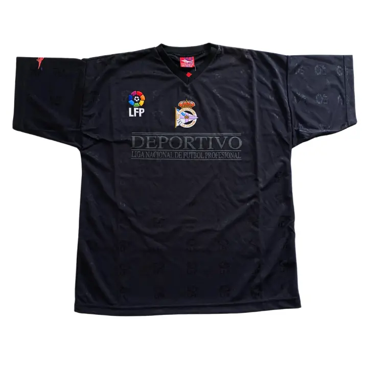 Striker Camiseta Real Club Deportivo la Coruña Negra talla XL Oficial Licenciada con logo y escudo bordado en relieve con estampado satinado de La Liga Nacional de Fútbol Profesional Modelo Vintage Nuevo con Etiquetas - 1