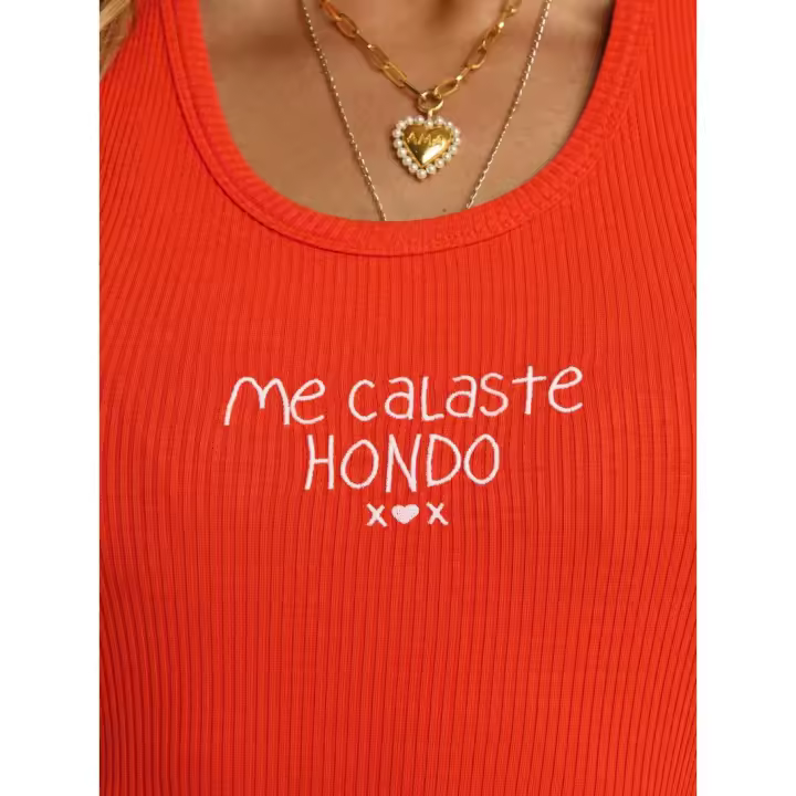 Camiseta de tirantes "me calaste" fuego de Aire Retro.Camiseta entalladita de canalé con bordado central "Me Calaste Hondo" color rojo anaranjado Con un algodón súper gustoso que se ajusta al cuerpo pero sin marcar demasiado! - 1