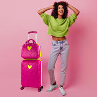 Maleta de Cabina y Neceser a juego Agatha Ruiz de la Prada –  Rosa Fucsia con Relieve Troquelado, RPO Ultraligero, Ruedas 360° y Candado TSA -  Colección Iconic - details 0
