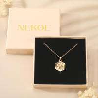 Encanto Collar con colgante geométrico de moda para mujer, con letras doradas y mariposa. - details 26