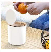 Cubo de basura de mesa con tapa, mini cubo de basura de 2,6 L, pequeño cubo de basura para escritorio, baño, cambiador, cocina - details 4