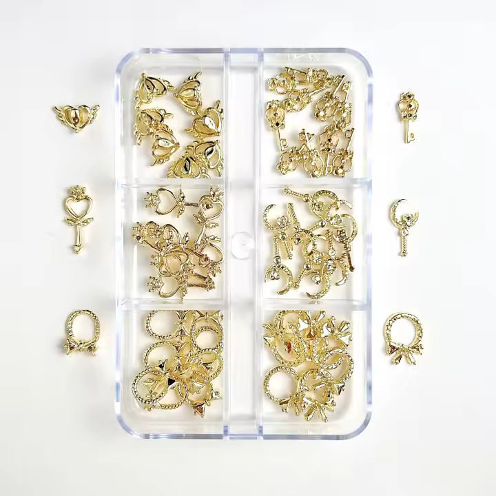 1Caja De Decoraciones Para Uñas DIY Con Estilos Variados De Borlas Serpientes Dólares Aleación De Uñas Aros Vacíos Cuadros De Fotos Corazones - 1