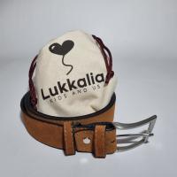 Cinturón de Piel de Ante Marrón para Hombre. REGALO: Auriculares TWS E6S. Elegancia y Calidad Artesanal. Fabricado a mano en España. Presentado en bolsa de tela - Calidad garantizada - Regalo Especial. Lukkalia - Kids and Us / LKKCME1 - details 2
