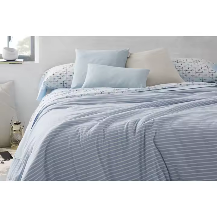 Edredón juvenil de Burrito Blanco, en tejido de punto o tejido de tacto extra suave. Diseño de rayas azul y blanco en la cara superior y reverso azul. Edredón para primavera y otoño con relleno de 150 grs/m². Disponible para cama de 90, 135 y 150 cm. - 1