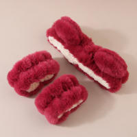 3Pcs Accesorios De Peluche Oso Fresa Para Niñas Headband Y Muñequera Kit De Regalo Cuidado De La Piel No Eléctrico - details 2