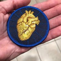 1PC Parche Bordado De Corazón Dorado Jumpy Inspirador Para Ropa Gorra Bolsa Chaqueta Parche De Hierro Para Regalo DIY - details 1