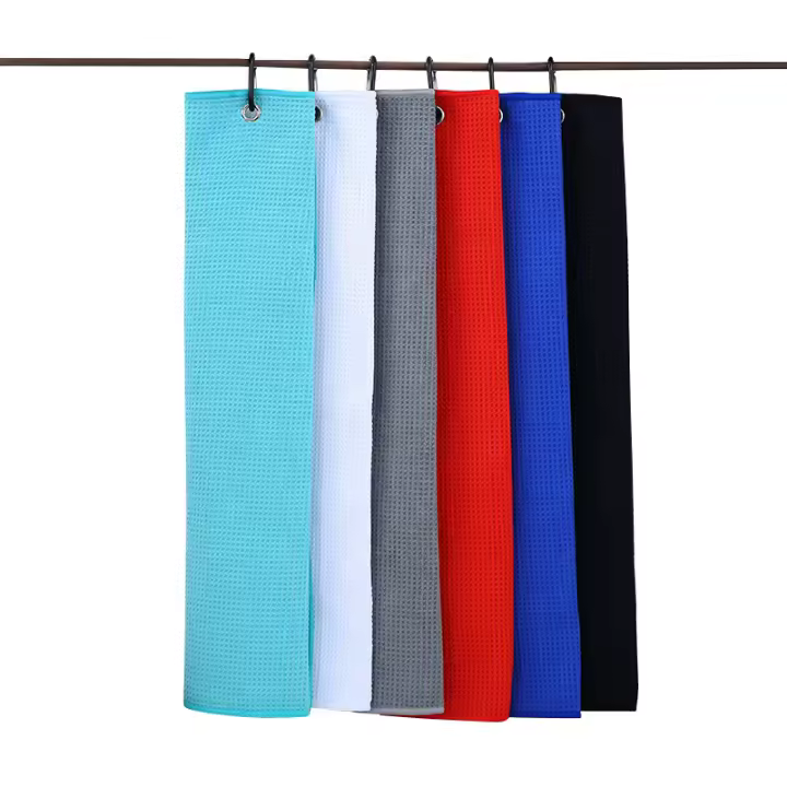 Toalla de golf en oferta. Material gofre con hebilla metálica y logotipo bordado. - 1