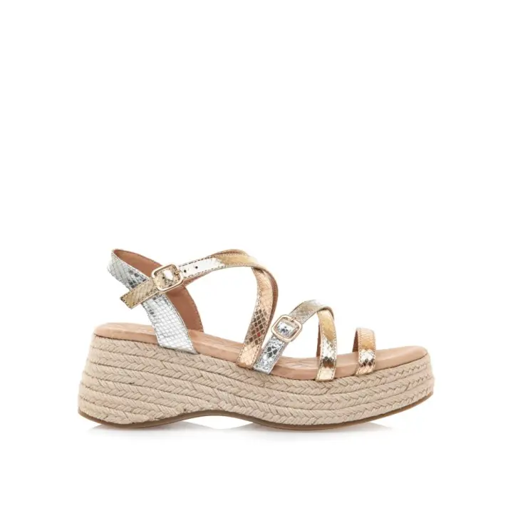 Calzado Sandalias marca Mustang modelo 59897-C57741 para mujer en color metal - 1