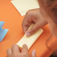 Papel de origami, colores surtidos, 200 hojas 15,2cm. Surtido de colores vibrantes; ambas caras son del mismo color Flexible y fácil de manipular; al doblarlo, retiene bien los pliegues; no se rompe con facilidad; peso de 70 g/m2 Distrilocu - details 4