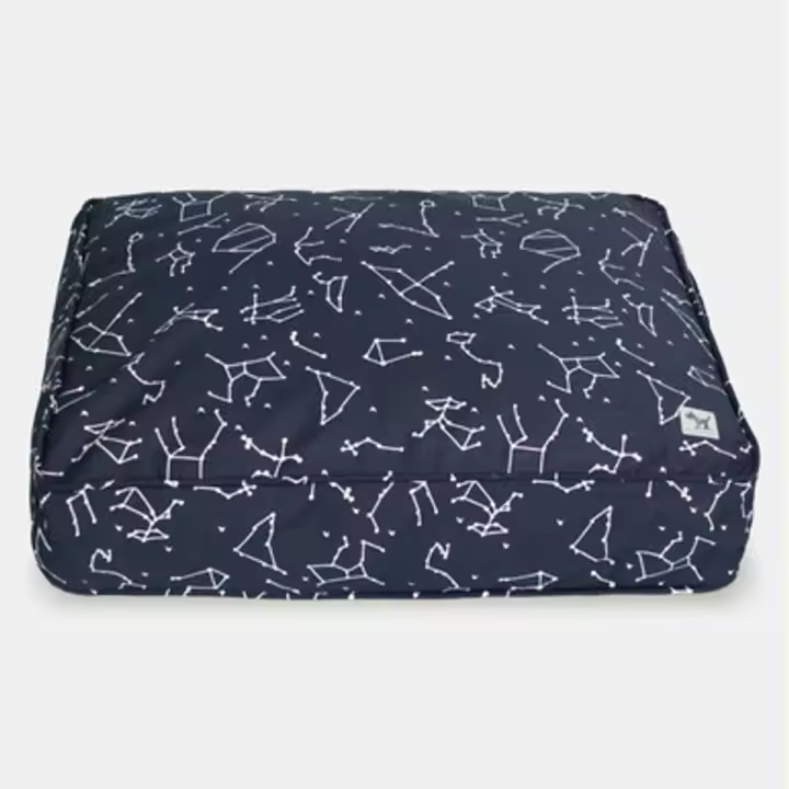 Funda de Cama Rellenable y Sostenible para Perros y Gatos Molly Mutt - Modelo Rocketman (mar de estrellas y constelaciones, fondo azul oscuro) - Edredón en Lona 100% algodón transpirable y certificado - Lavable a máquina - Diversos Tamaños - 1