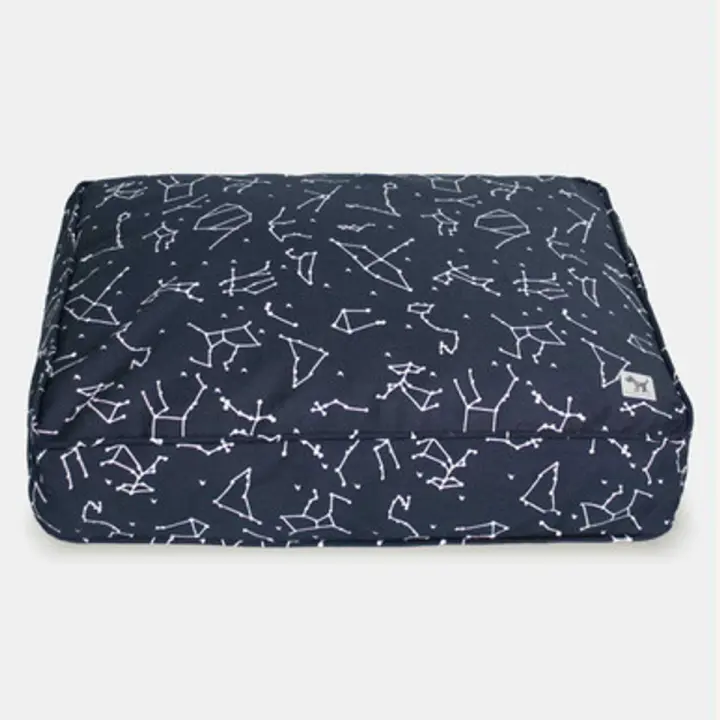 Funda de Cama Rellenable y Sostenible para Perros y Gatos Molly Mutt - Modelo Rocketman (mar de estrellas y constelaciones, fondo azul oscuro) - Edredón en Lona 100% algodón transpirable y certificado - Lavable a máquina - Diversos Tamaños - 1