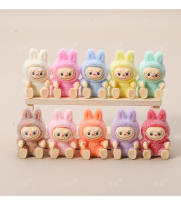 Muñeco Mini Labubu Sentado Decoración De Escritorio Juguete Lindo Colgante De Colección Regalos De Navidad Accesorios DIY Material PVC Estilo Dibujos Animados - details 1