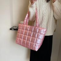 Bolso De Hombro Para Mujer De Invierno De Alta Calidad Tamaño Grande Con Plumas Abrazadera De Moda Bolsa De Brazo Desechable Satchel De Poliéster Con Cierre De Cremallera - details 6
