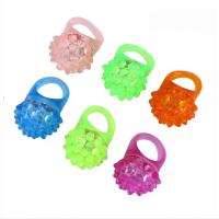 Anillo Luminoso De Fresa Para Niños Juguete De Luz LED Fluorescente Anillo De Dedo Brillo Juguete Infantil Visible En La Oscuridad Tamaño 4.5*3.5cm Peso 10g - details 7