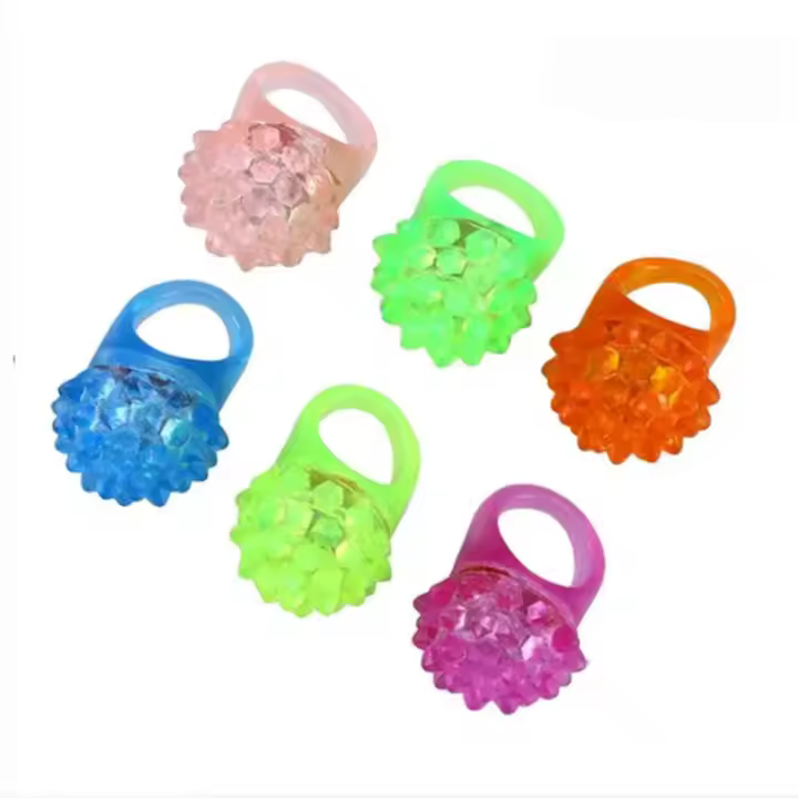 Anillo Luminoso De Fresa Para Niños Juguete De Luz LED Fluorescente Anillo De Dedo Brillo Juguete Infantil Visible En La Oscuridad Tamaño 4.5*3.5cm Peso 10g - 1