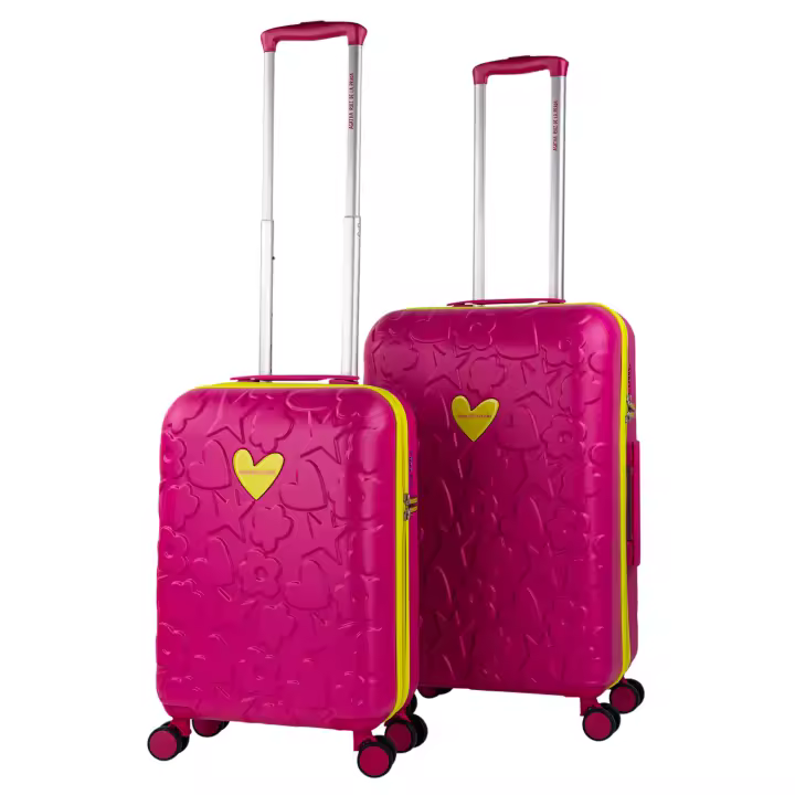 Agatha Ruiz de la Prada – Set de Maleta Mediana + Maleta Cabina Rosa Fucsia con Detalles Verde Pistacho, RPO Ultraligero, Candado TSA y Ruedas 360° – Colección Iconic - 1