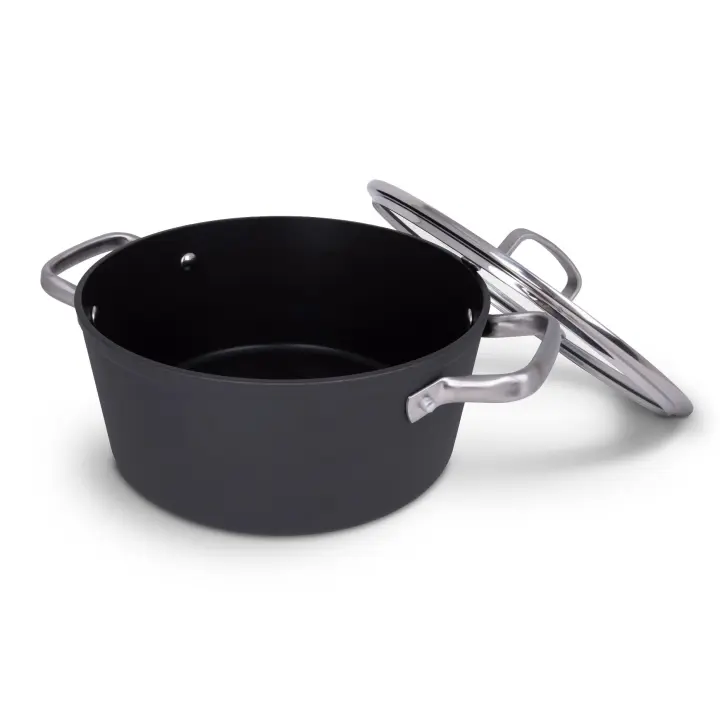 ARCOS Cazuela Antiadherente de 24 cm y 4,3 L | Aluminio Forjado | Adecuada para cualquier cocina | Mangos de Acero Inoxidable con Efecto Frío | Color Negro | Inducción completa. Serie Ollas Samoa - 1