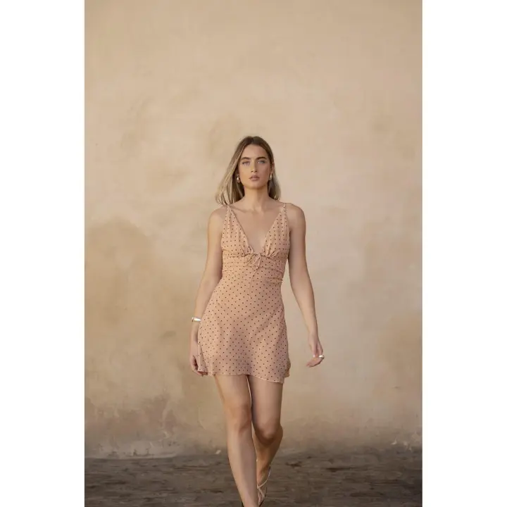PuntoSalao Vestido mini estampado de lunares para mujer color beige  73920  elvestido mini estampado de lunares para mujer color beigees la opción perfecta - 1