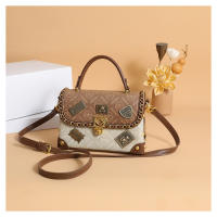 Bolso De Hombro Para Mujer Estilo Retro Con Decoración De Insignia De Oso Exquisito Bolso Cruzado De PU Suave Con Lining De Poliéster - details 20