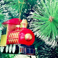 6 SURTIDOS DE COLGANTE TRENES NAVIDEÑOS, 6 SURTIDOS 10X4,5X9 CM Decoración de Navidad de locomotora roja, verde y negra. Decoracion para Arbol de Navidad, Tren para Colgar en  Navidad - details 1