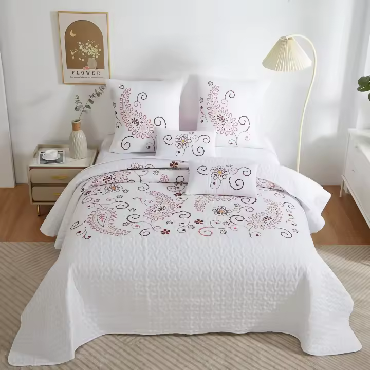 Novotextil Colcha Bordada Primavera/Verano con 2 o 4 Fundas de Cojín Microfibra Suave Ideal Camas 90  105 135 150 180 cm Colores Neutros con Bordado Vivo Colcha Ligera Lavable Perfecta Entretiempo Relleno de 150gr/m2 Aporta - 1