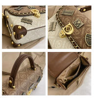Bolso De Hombro Para Mujer Estilo Retro Con Decoración De Insignia De Oso Exquisito Bolso Cruzado De PU Suave Con Lining De Poliéster - details 28