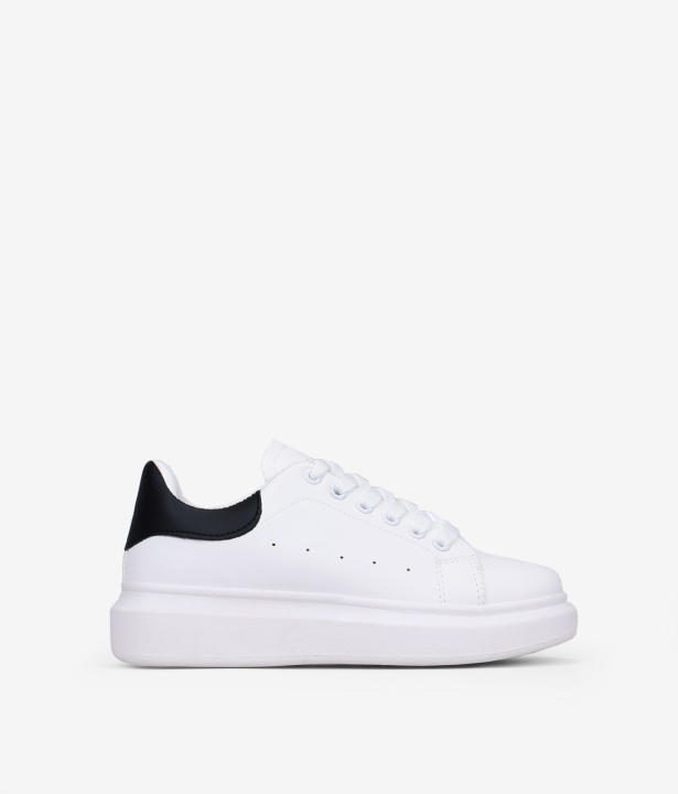 Bosanova Zapatillas blancas con detalle de logotipo grabado en la