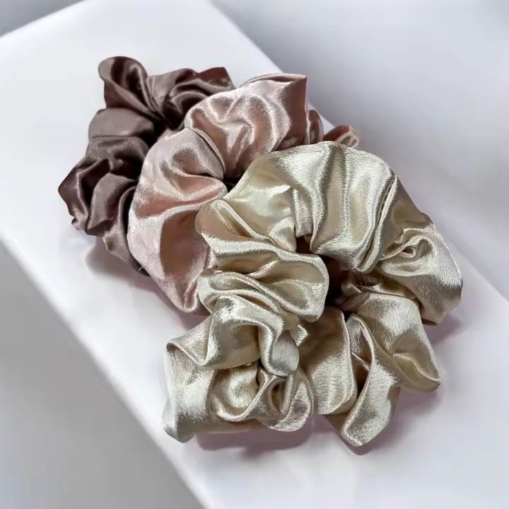 Set de 3 Coleteros Scrunchies de Satén - Suaves y Antifrizz - Accesorio Elegante para Cuidado del Cabello, Ideal para Evitar Daños y Marcas - Cinta para el pelo - Seda - Moda pelo - Antirotura capilar - 3 colores - 1