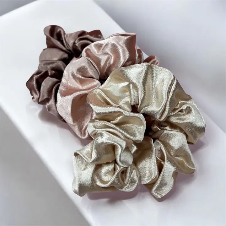 Set de 3 Coleteros Scrunchies de Satén - Suaves y Antifrizz - Accesorio Elegante para Cuidado del Cabello, Ideal para Evitar Daños y Marcas - Cinta para el pelo - Seda - Moda pelo - Antirotura capilar - 3 colores - 1