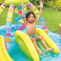 Piscina hinchable infantil INTEX Juegos con Arco Iris con tobogán, para mayores de 2 años, capacidad de 168-206L, base acolchada, medidas 191x295x109cm, incluye parche de reparación - details 1