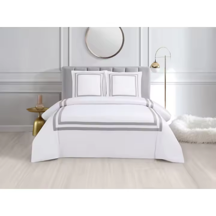 Vente-unique - Juego de cama de satén 100% algodón de 120 hilos/cm² - Funda nórdica 240 x 260 cm + 2 fundas de almohada 65x65 cm - Blanco con borde gris - ELORA de PALACIO - 1