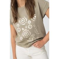 Camiseta Kika Verde | Tiffosi . La Camiseta Kika Verde de Tiffosi es una prenda que destaca por su frescura y estilo.Perfecta para crear looks casuales con un toque de color, esta camiseta Tiffosi es esencial para tu guardarropa diario. - details 3