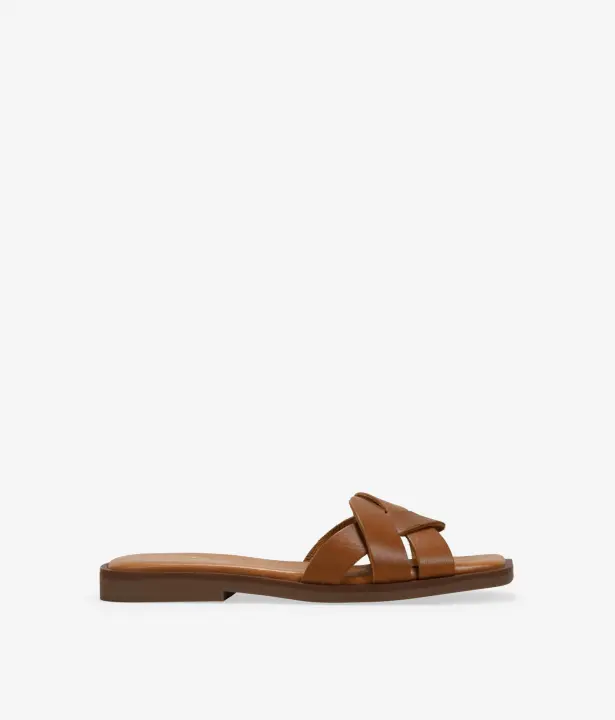 Bosanova Sandalias planas estilo pala para mujer confeccionadas en piel con tiras entrelazadas al empeine y suela cuadrada plana. Sin cierre. - 1