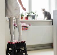Taburete Plegable Multiusos The Secret Home - Escalera Antideslizante PVC - Reposapiés para Niños - 150 Kg Soportados - Interior y Exterior - details 1