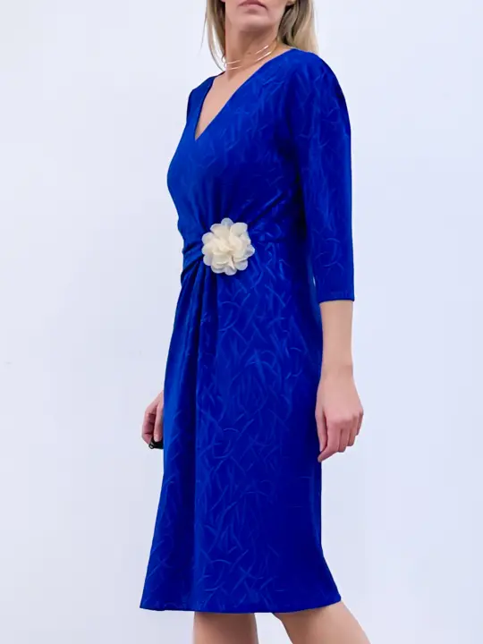 Precioso vestido de Victoria moreno en tejido de punto jacquard manga con rizo recogido en el lateral con detalle de flor desmontable. - 1