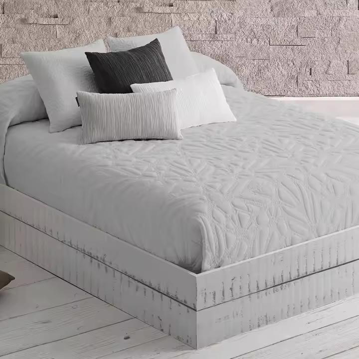Manterol Outlet - Colcha bouti petalos blanca y gris con fundas de cojín. Cubrecama ideal para primavera, verano y entretiempo. Colcha fina, extra suave y ligera. - 1