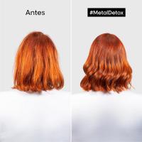 L'Oréal Professionnel Metal Detox Champú. Elimina las partículas de metal que crean un riesgo de rotura y resultados de color no esperados. - details 1