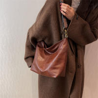 Bolso De Hombro Para Mujer En Cuero PU Vintage De Color Sólido Moda Con Correa Ancha Y Estilo Crossbody Bolsa De Buque - details 5