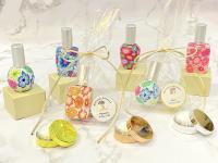 bálsamo de labios aroma vainilla y atomizador de cristal en bolsa de regalo con lazo y pegatina personalizada de comuniones regalos originales para invitados de comunión personalizados detalles para invitadas de comuniones - details 4