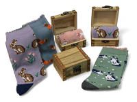 Calcetines de mujer estampados en cofre de madera de regalo - 3 Pares surtidos en baúl de madera para regalos originales en cumpleaños, amigo invisible, Navidad y aniversarios. - details 5