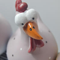 Estatuilla decorativa de gallina divertida con ojos grandes y patas colgantes, adorno de jardín exterior para exteriores o interior. - details 0