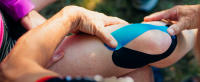KALAHARI 1 X Rollo Cinta Kinesiologica Profesional más E-Book Manual Aplicación en Español - Synthetic Kinesiology Tape para una mejor adhesión y Resistencia al Agua y al Sudor - (5cm x 5m) - details 2
